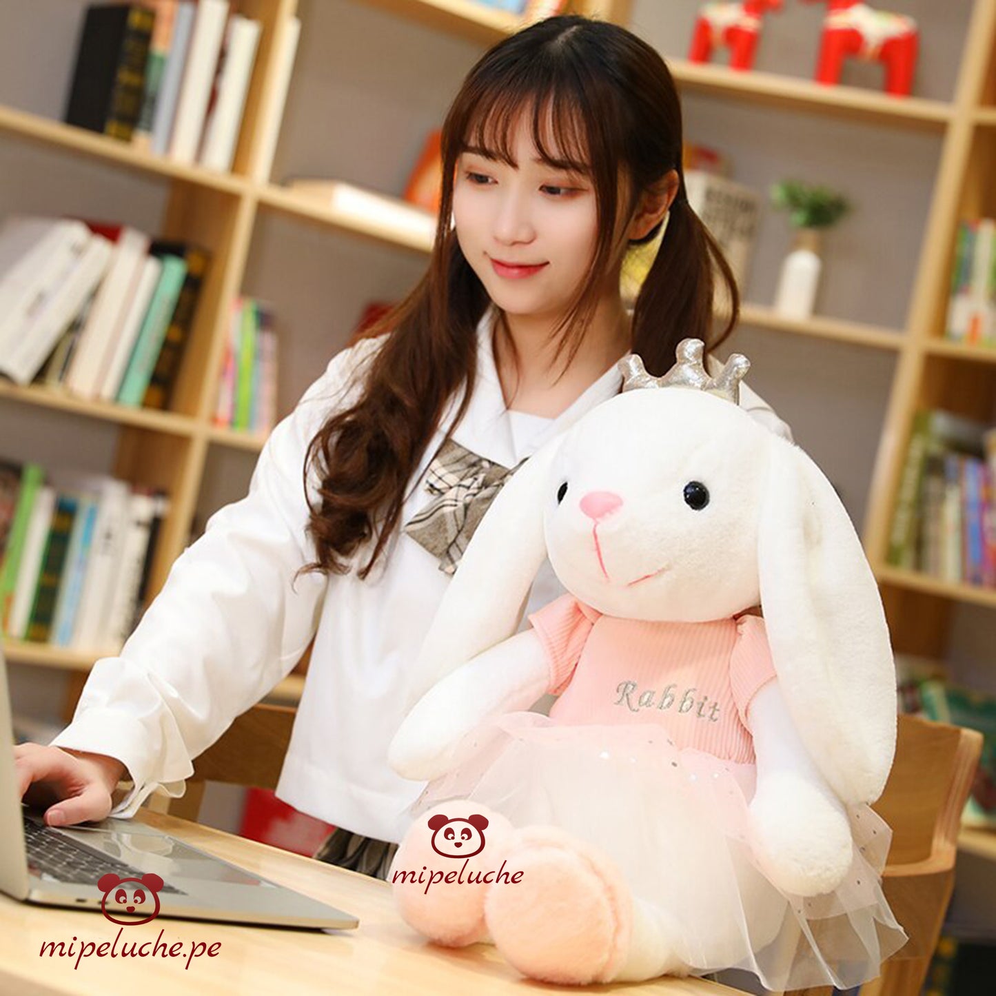 conejo coneja conejita suave peluche felpa juguete con chompa muñeca orejas largas lima peru perú barato envío a domicilio juguete tienda de regalos niños dia de la madre san valentin enamorados cumpleaños